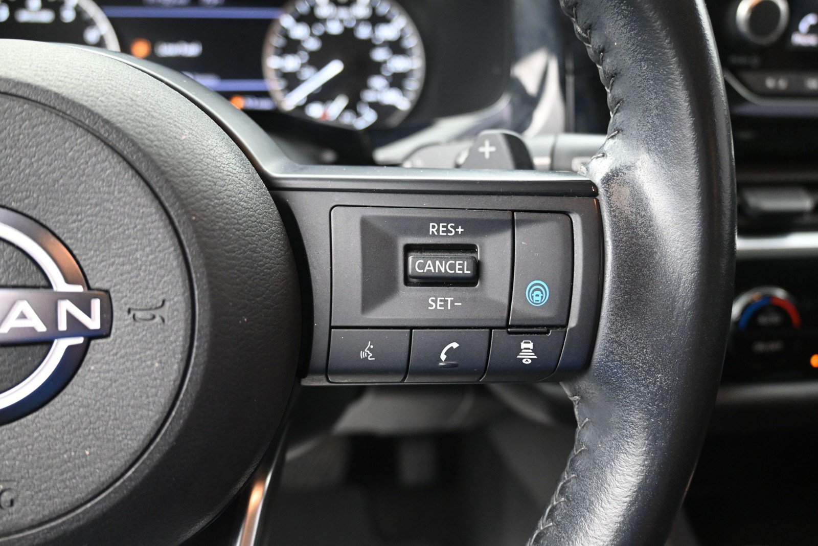 Used 2024 Nissan Pathfinder SV FWD image 28