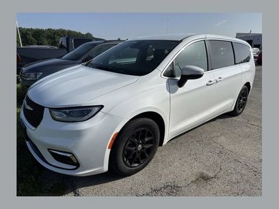 Used 2023 Chrysler Pacifica Touring-L