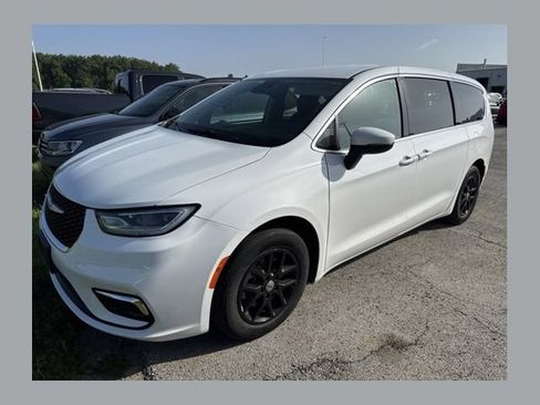Used 2023 Chrysler Pacifica Touring-L FWD image 1