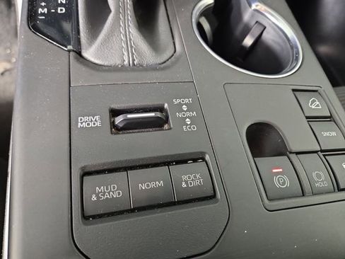 Used 2025 Toyota Highlander LE AWD/4WD image 27