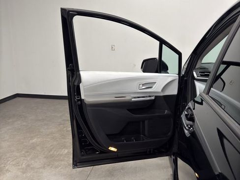 Used 2025 Toyota Sienna XLE FWD image 13