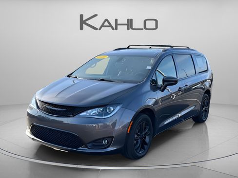 Used 2020 Chrysler Pacifica Touring-L image 1