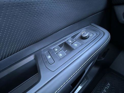 New 2026 Volkswagen Taos SE image 13