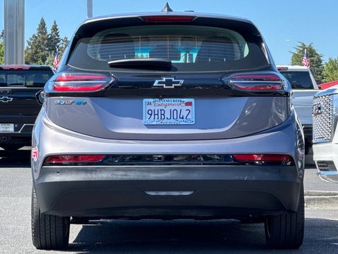 Used 2023 Chevrolet Bolt LT w/ Infotainment Package FWD image 6