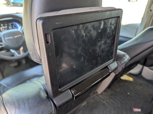 Used 2022 Chrysler Pacifica Touring-L w/ Uconnect Theater Family Group FWD image 14