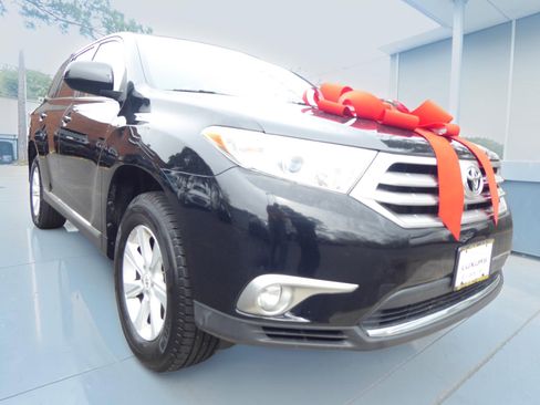 Used 2011 Toyota Highlander 4WD w/ Tech Pkg image 3