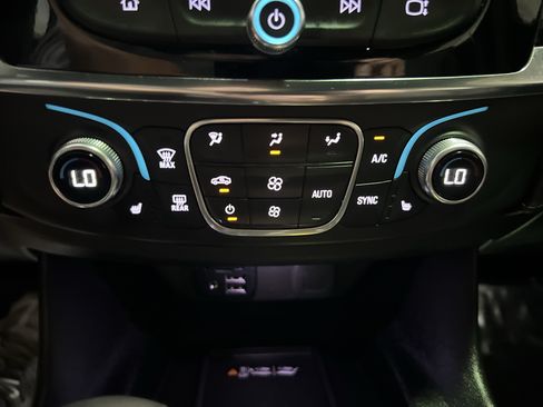 Used 2023 Chevrolet Traverse LT w/ LT Premium Package AWD/4WD image 22