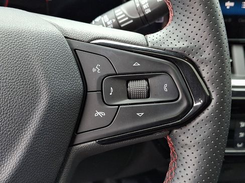 Used 2025 Chevrolet Trax RS w/ Sunroof Package FWD image 23