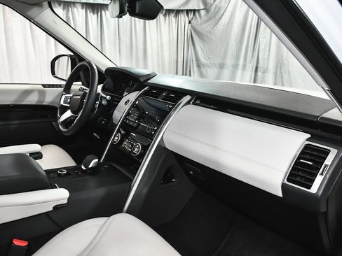 Used 2025 Land Rover Discovery S image 69