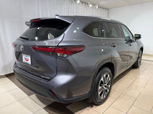 Certified 2024 Toyota Highlander XLE image 5