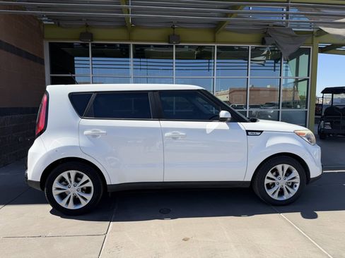 Used 2016 Kia Soul + image 9