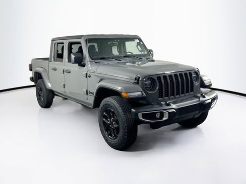 Used 2022 Jeep Gladiator Sport image 3