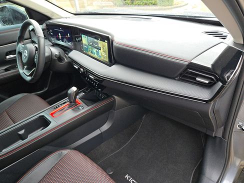 Certified 2025 Nissan Kicks SR FWD image 27