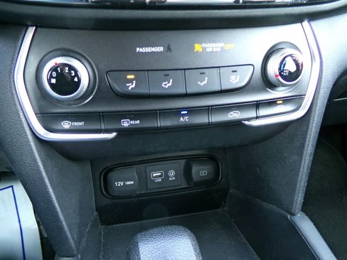 Used 2020 Hyundai Santa Fe SE FWD image 11