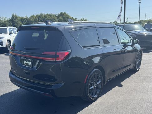 Used 2025 Chrysler Pacifica Limited FWD image 5