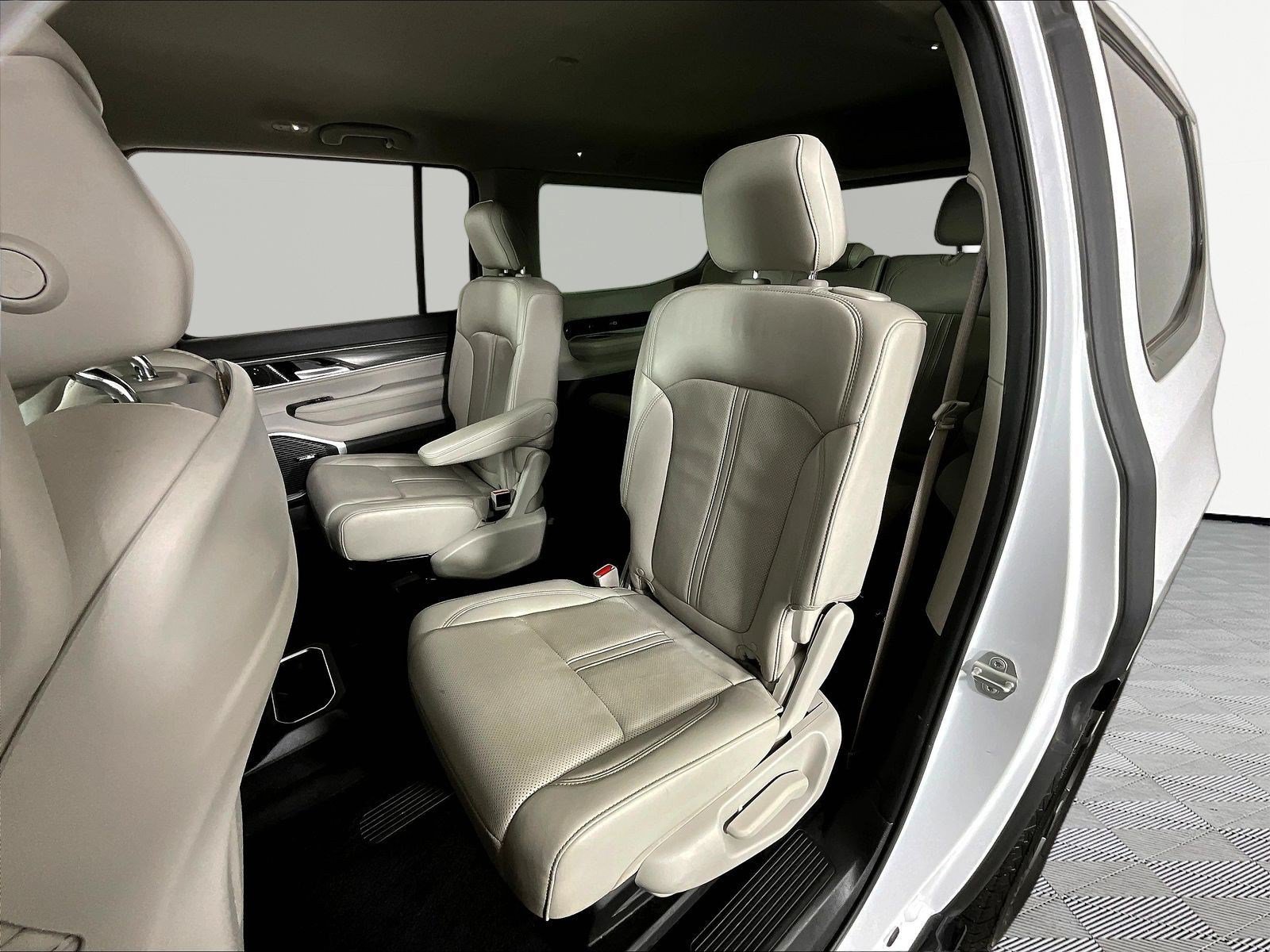 Used 2024 Jeep Wagoneer Series III AWD/4WD image 22