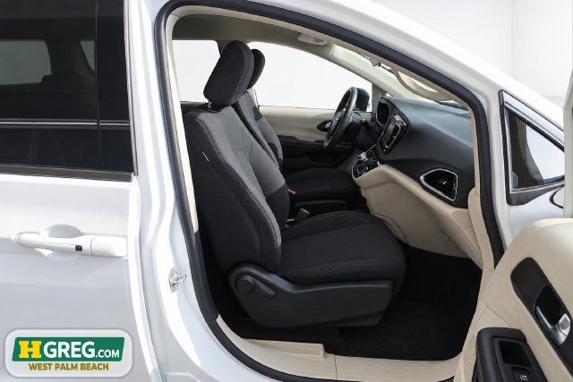 Used 2022 Chrysler Voyager LX FWD image 11