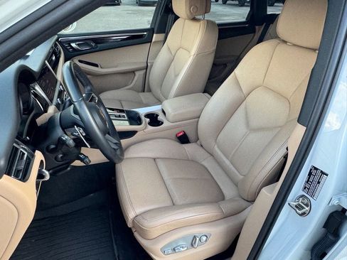 Used 2024 Porsche Macan S image 9