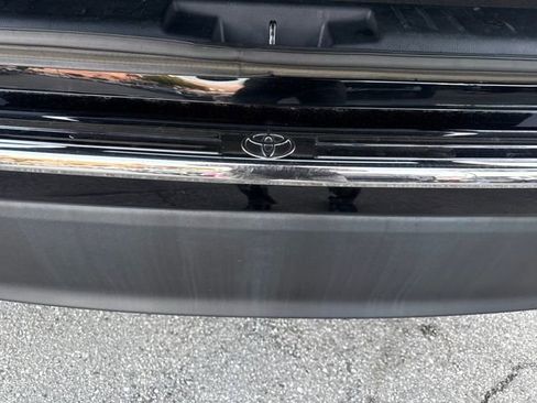 Used 2023 Toyota Highlander XLE image 33