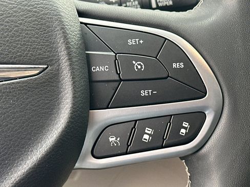 Used 2022 Chrysler Pacifica Touring-L image 25