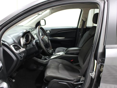 Used 2019 Dodge Journey SE w/ Blacktop Package FWD image 3