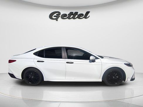 Used 2025 Toyota Camry SE w/ Convenience Package FWD image 4