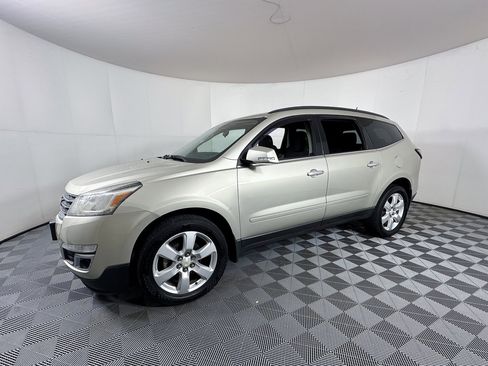 Used 2016 Chevrolet Traverse LT w/ Style and Technology Package image 3