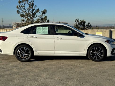 Certified 2025 Volkswagen Jetta Sport image 3