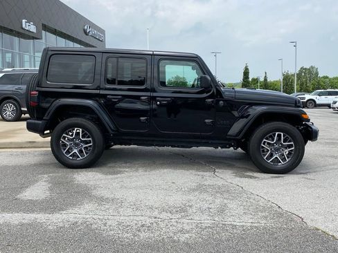 Used 2025 Jeep Wrangler Unlimited Sahara AWD/4WD image 9