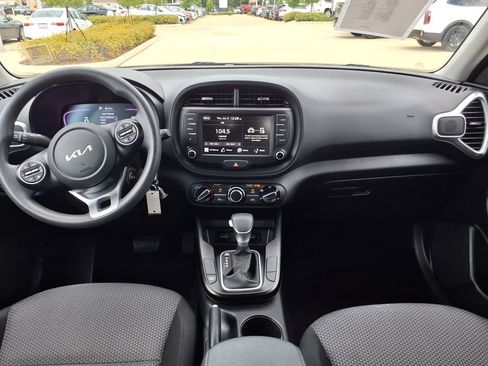 Used 2025 Kia Soul LX w/ LX Technology Package FWD image 19