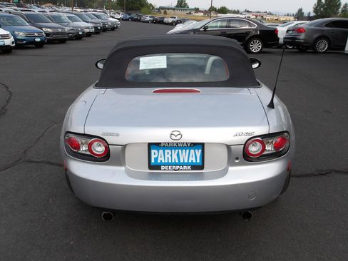 Used 2006 MAZDA MX-5 Miata Touring RWD image 4