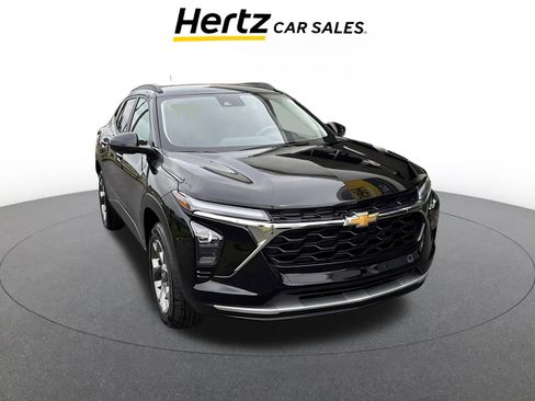 Used 2025 Chevrolet Trax LT FWD image 1