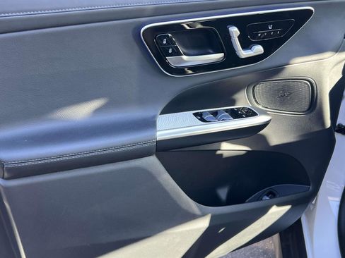 Used 2024 Mercedes-Benz GLC 300 4MATIC image 25