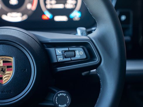 Certified 2025 Porsche Cayenne image 8