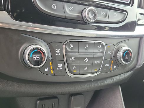 Used 2021 Chevrolet Traverse LT image 16