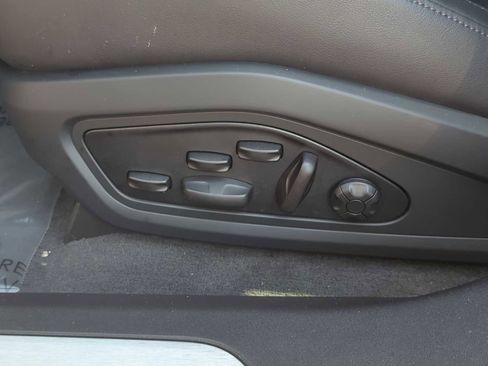 Used 2025 Porsche Taycan image 17