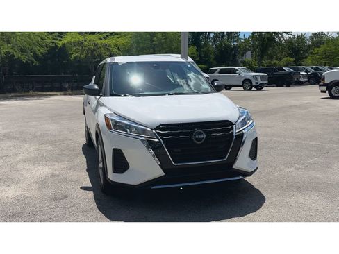 Used 2022 Nissan Kicks S FWD image 3