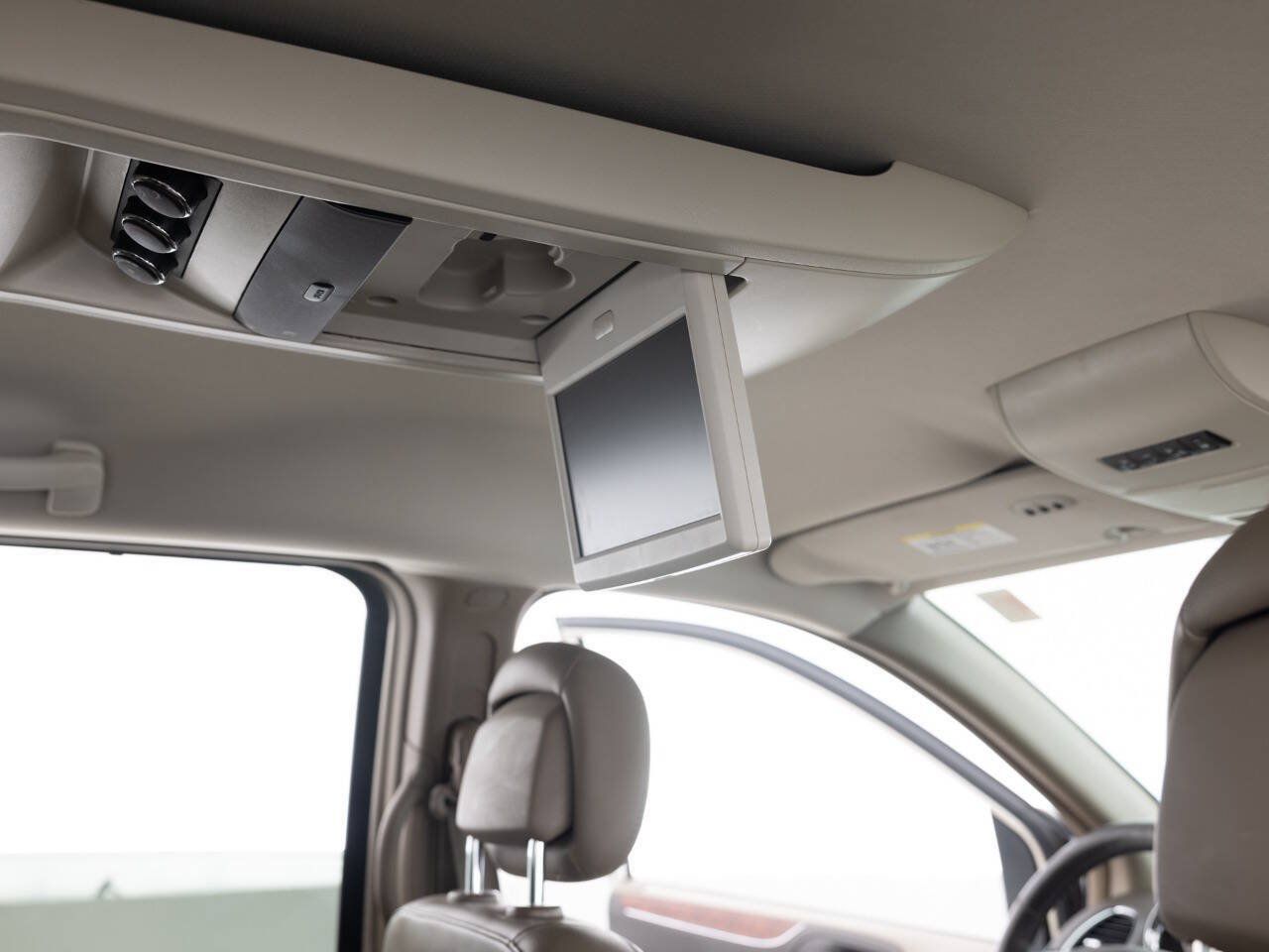 Used 2012 Chrysler Town & Country Touring-L w/ Entertainment Group #2 FWD image 33