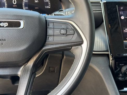 Used 2024 Jeep Grand Cherokee Laredo RWD image 11