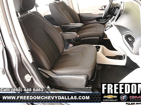 Used 2023 Chrysler Voyager LX FWD image 13