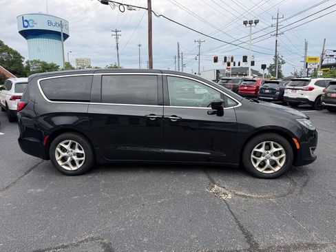 Used 2017 Chrysler Pacifica Touring Plus w/ Tire & Wheel Group FWD image 5
