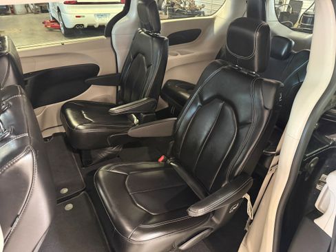 Certified 2023 Chrysler Pacifica Touring-L FWD image 25
