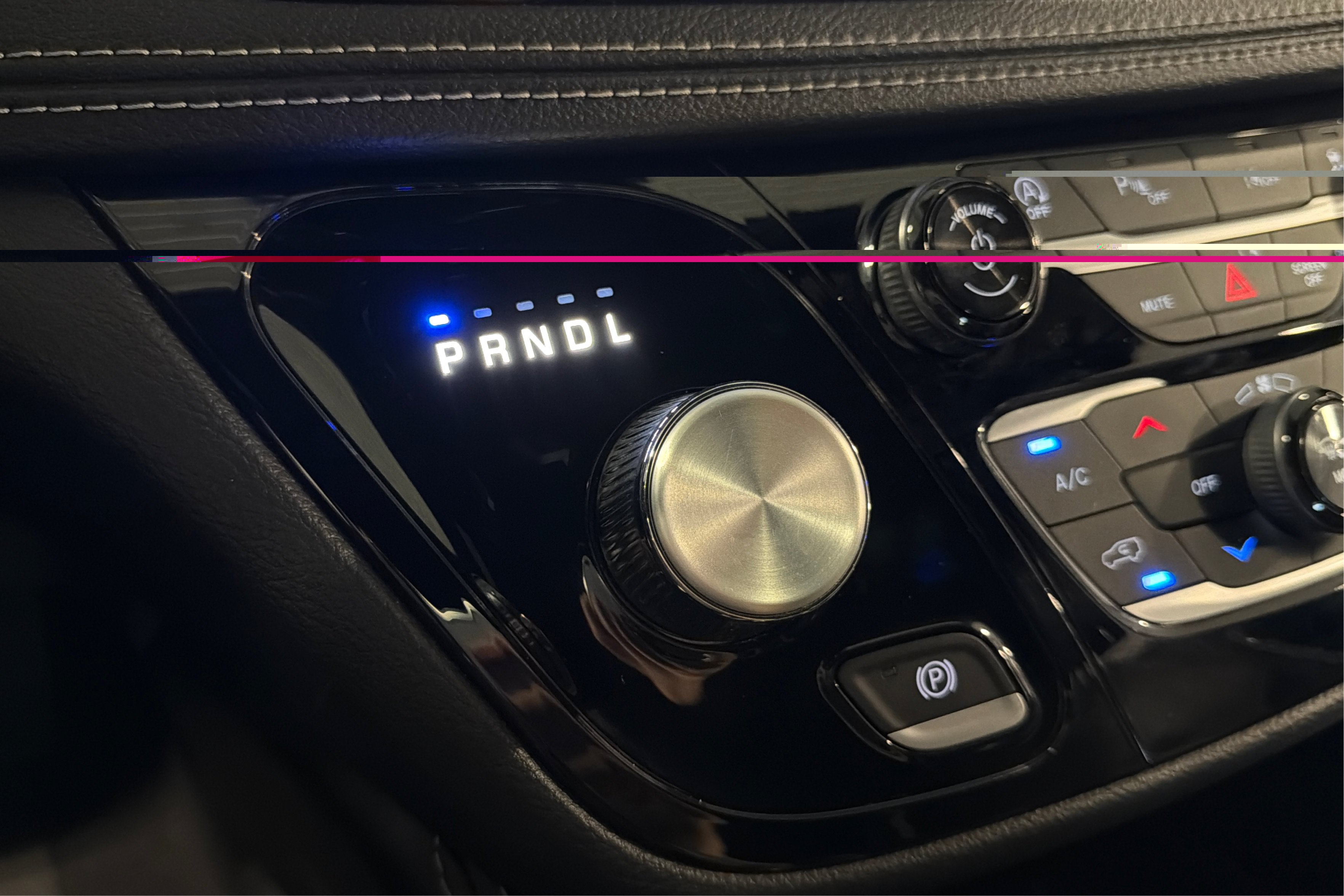 Used 2025 Chrysler Pacifica Limited FWD image 35