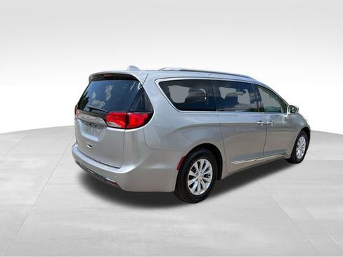 Used 2019 Chrysler Pacifica Touring-L FWD image 3