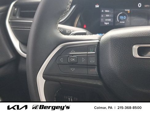 Used 2023 Jeep Grand Cherokee L Laredo AWD/4WD image 25