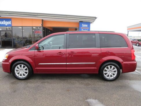Used 2016 Chrysler Town & Country Touring image 2