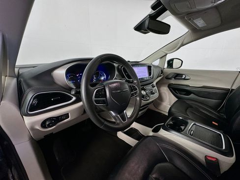 Used 2022 Chrysler Pacifica Touring-L FWD image 9