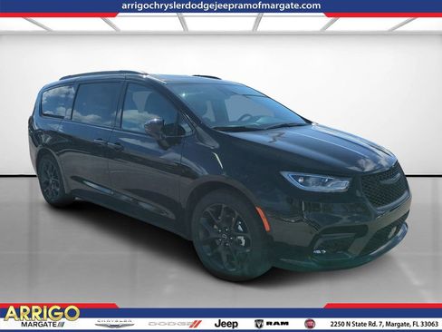 New 2026 Chrysler Pacifica Limited w/ S Appearance Package FWD image 1