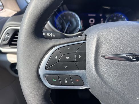 Used 2024 Chrysler Pacifica Touring-L FWD image 26