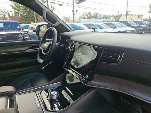 Used 2024 Jeep Wagoneer Series III image 12
